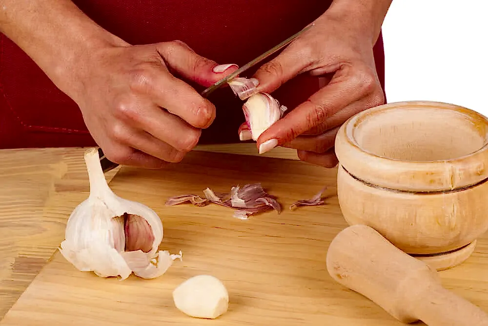 Peeling garlic: 10-second challenge