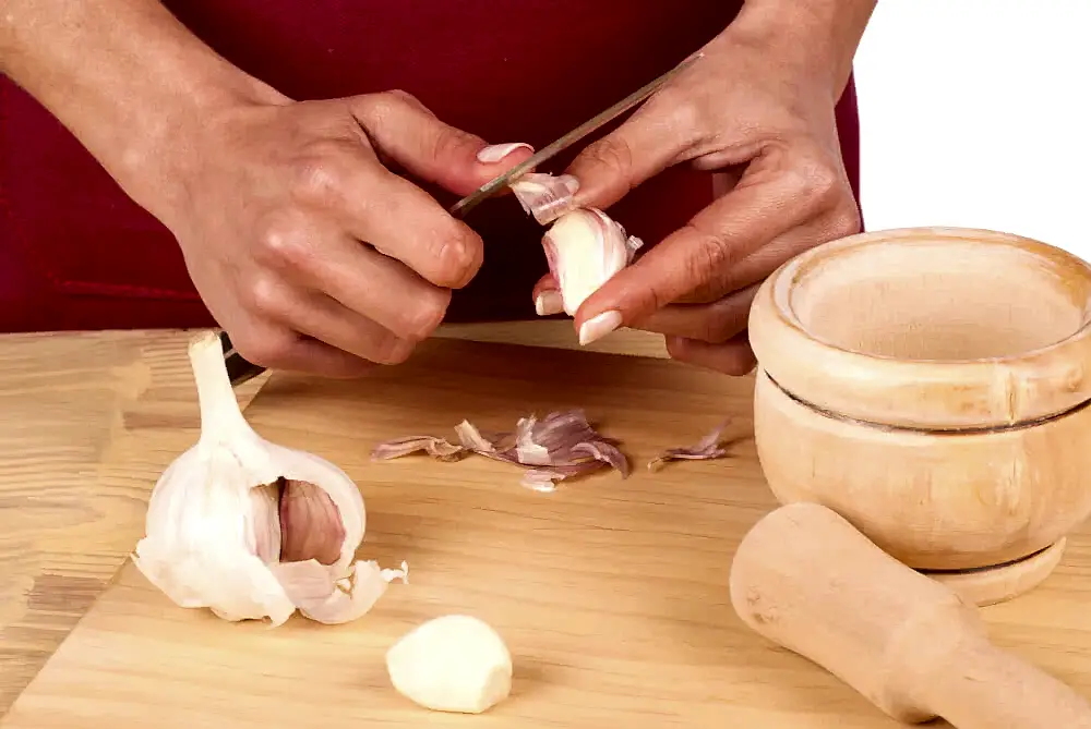 Peeling garlic: 10-second challenge